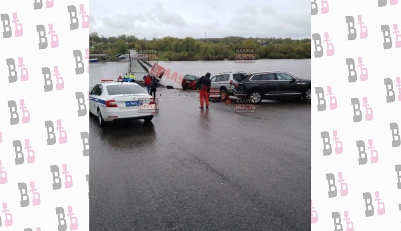 В Калуге ГАЗель протаранила три внедорожника и скатилась в Оку