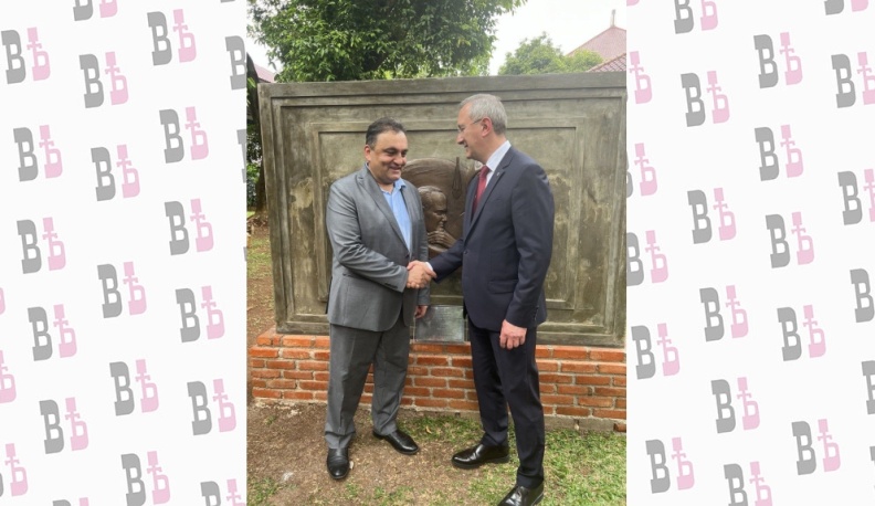 Калужская делегация подарила Джакарте панно с изображением Циолковского, Королева и Гагарина