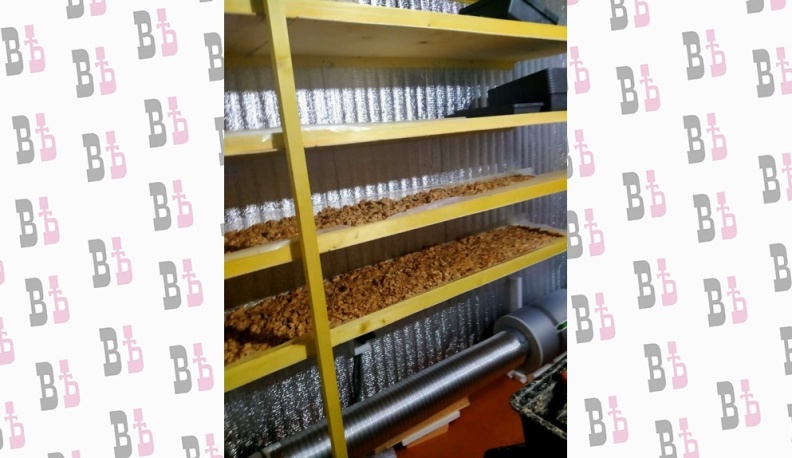 В лаборатории.