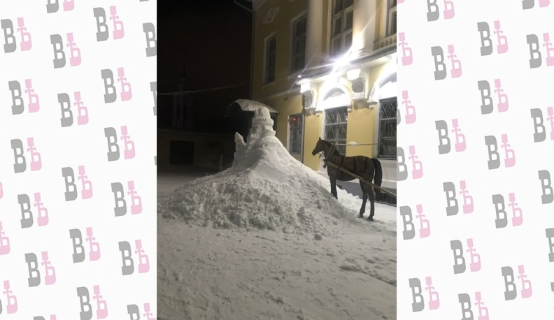 В Калуге во дворе музея изобразительных искусств возводят снежные фигуры