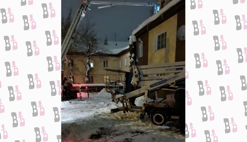 В калужском доме с обрушившейся крышей начались восстановительные работы