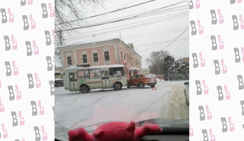 В центре Калуги легковушка столкнулась с автобусом 