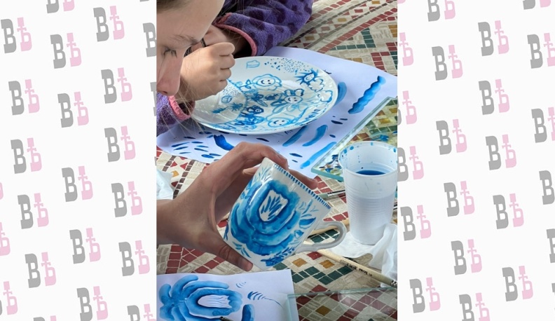 В Тарусе в Саду Ракицкого дети рисовали гжель