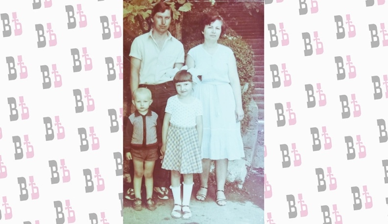 Инна с папой, мамой и братиком Мишей на отдыхе. 1986 г.