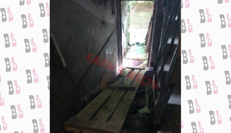 В Калуге вместо рухнувшей лестницы в многоквартирном доме положили доску