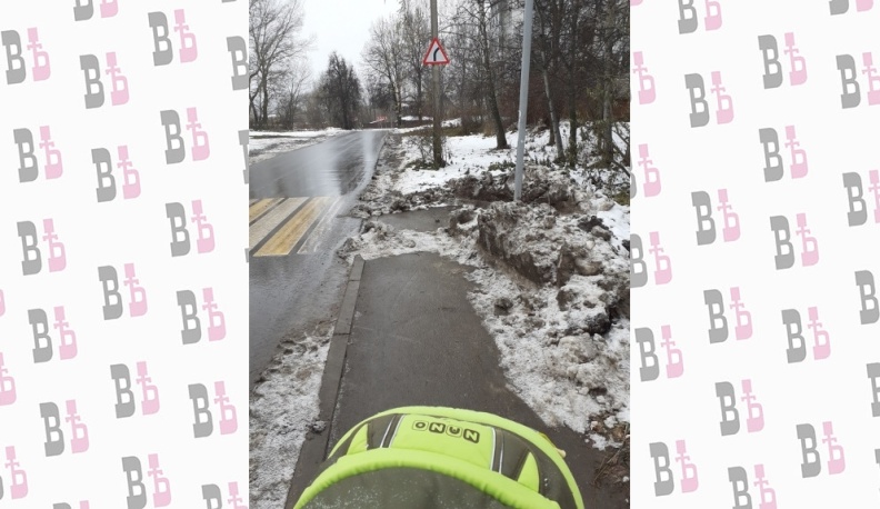 Калужанка не смогла пройти через сугроб с коляской и обратилась в горуправу