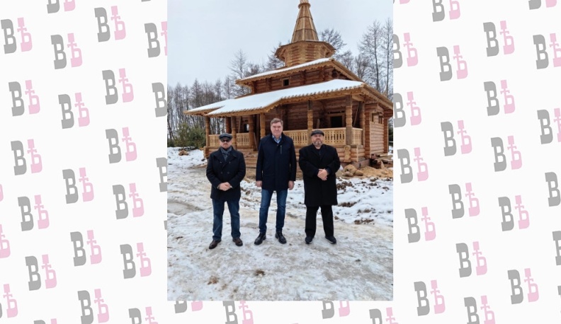 Сенатор Александр Савин помогает строить купель в Оптиной Пустыни