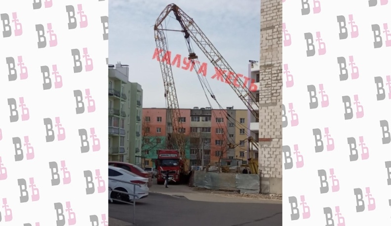 В Калуге упал строительный кран
