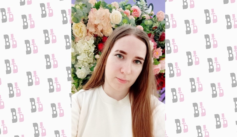 Новогодняя игрушка, выполненная калужской мастерицей, украшает ёлку в фойе Эрмитажного театра