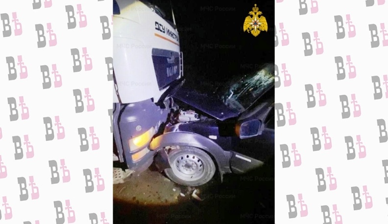 В Калужской области ночью «Нива Шевроле» врезалась в самосвал дорожных строителей