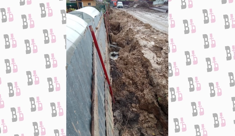 У калужан упал забор из-за стройки в центре города