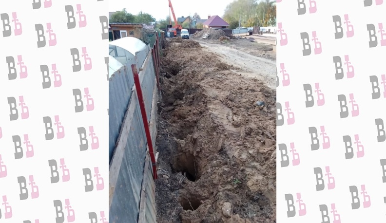 У калужан упал забор из-за стройки в центре города