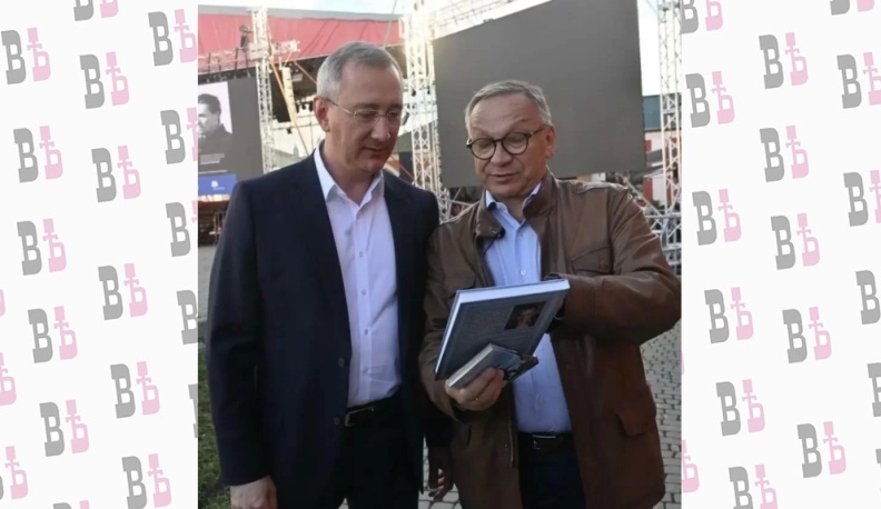 Владислав Шапша поздравил Игоря Угольникова с получением премии награды 