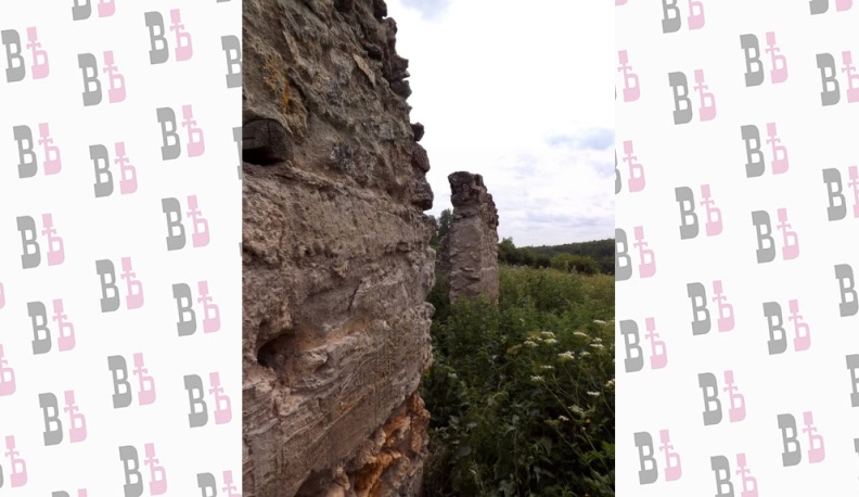 Руины построек из травертина в Сбылеве