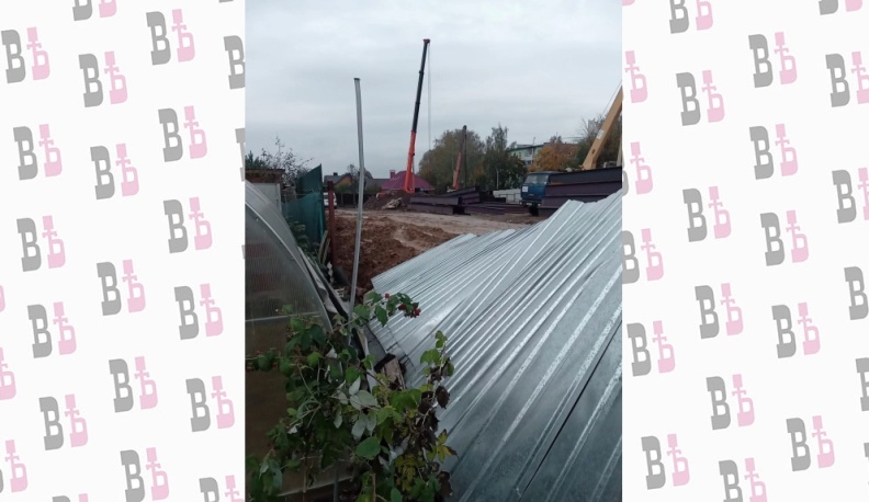 У калужан упал забор из-за стройки в центре города