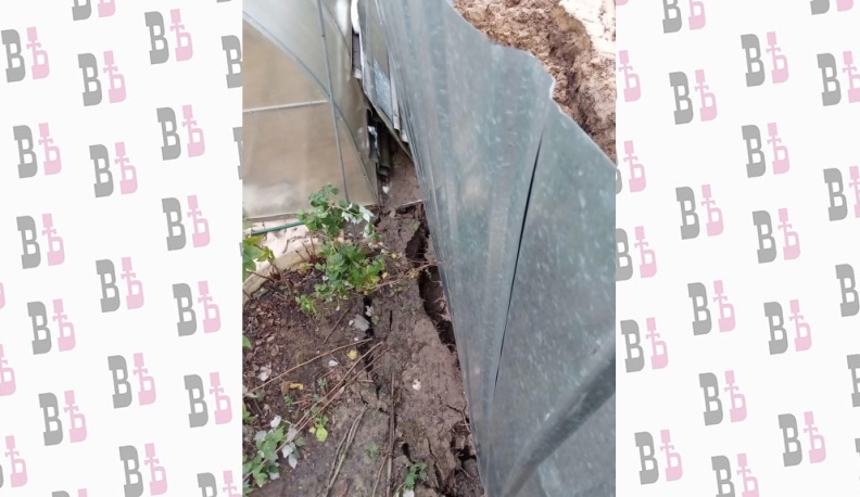 У калужан упал забор из-за стройки в центре города