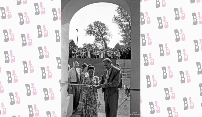 Открытие отреставрированного Дома Гончаровых. Символическую ленточку перерезают Валерий Сударенков и глава поселковой администрации Зоя Усатова.