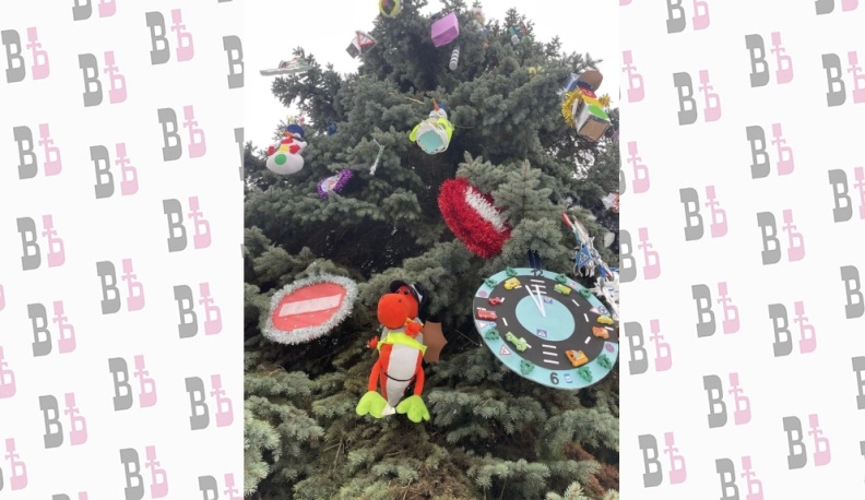 В Калуге ёлку у областного ГИБДД  украсили работы победителей детского конкурса