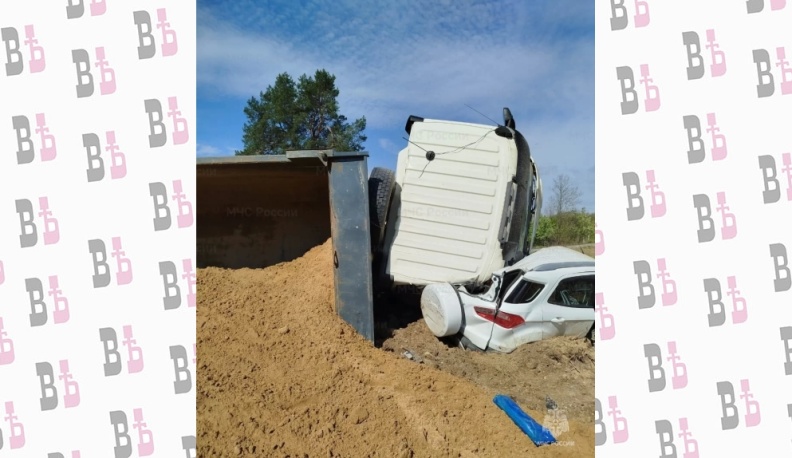 На калужской трассе грузовик с песком перевернулся на кроссовер 