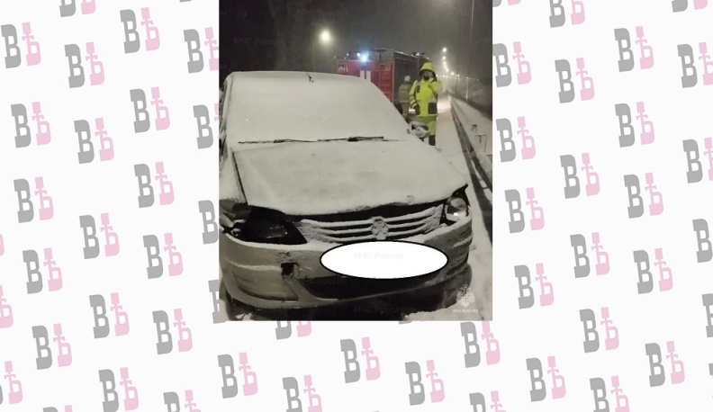 В Калужской области «Рено Логан» влетел в отбойник