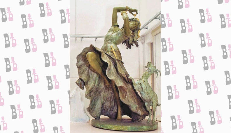 Скульптура «Эсмеральда». В фильме  «Собор Парижской Богоматери» Джина сыграла главную роль.