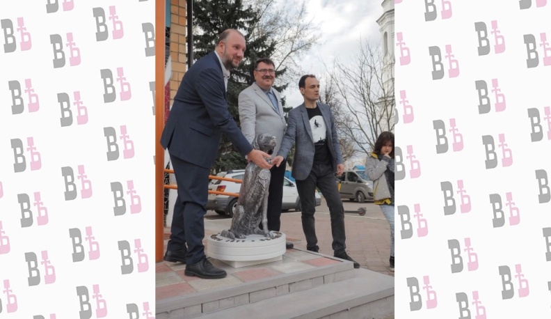 У Дома Печати в Калуге открыли скульптуру белого Бима