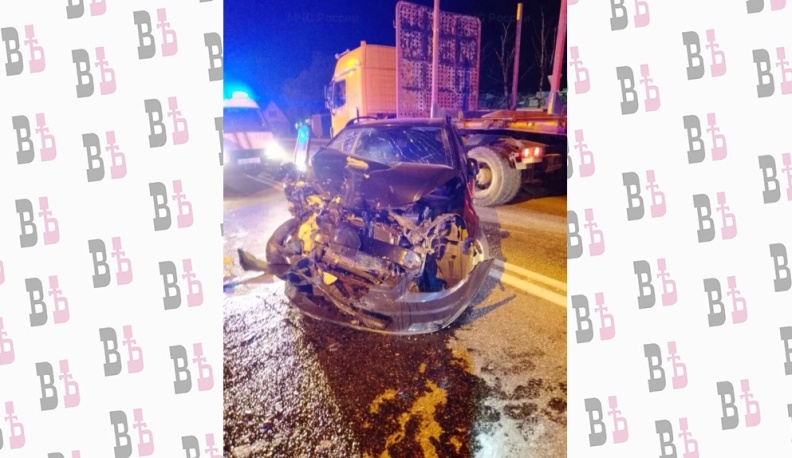 В Обнинске в ДТП с фурой и лесовозом смяло легковушку