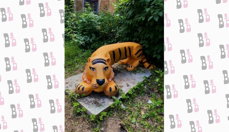 Юная калужская художница занялась раскраской бетонных фигур в городском дворе