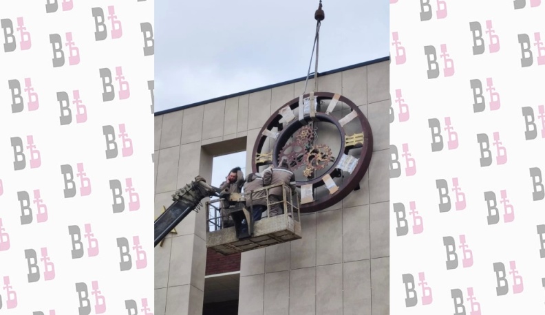 В Калуге на здании ТЮЗа монтируют часы