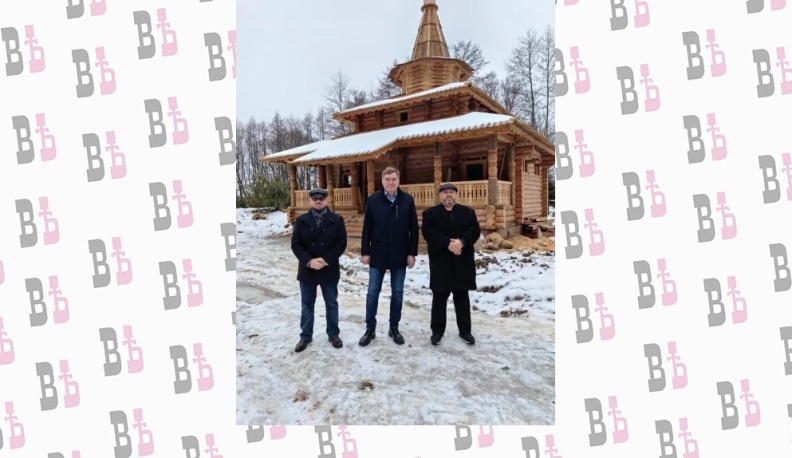 Сенатор Александр Савин помогает строить купель в Оптиной Пустыни