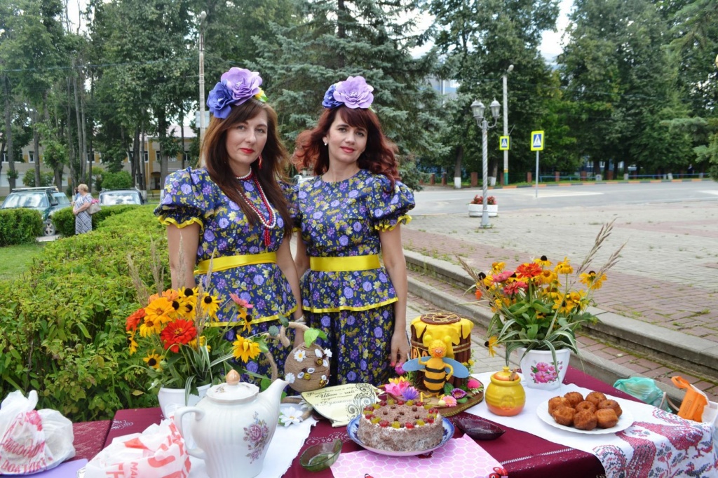 Работники Поселкового ДК Надежда Горелова и Елена Сава..jpg