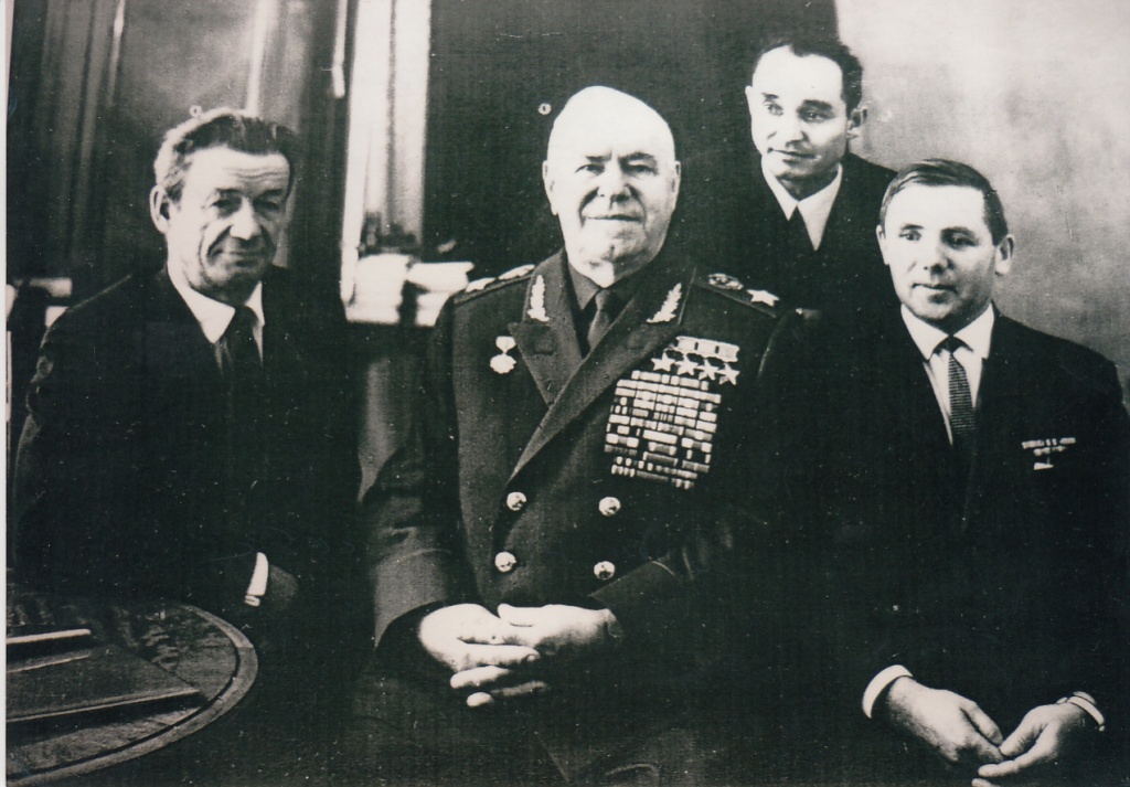 Жуков с земляками.jpg