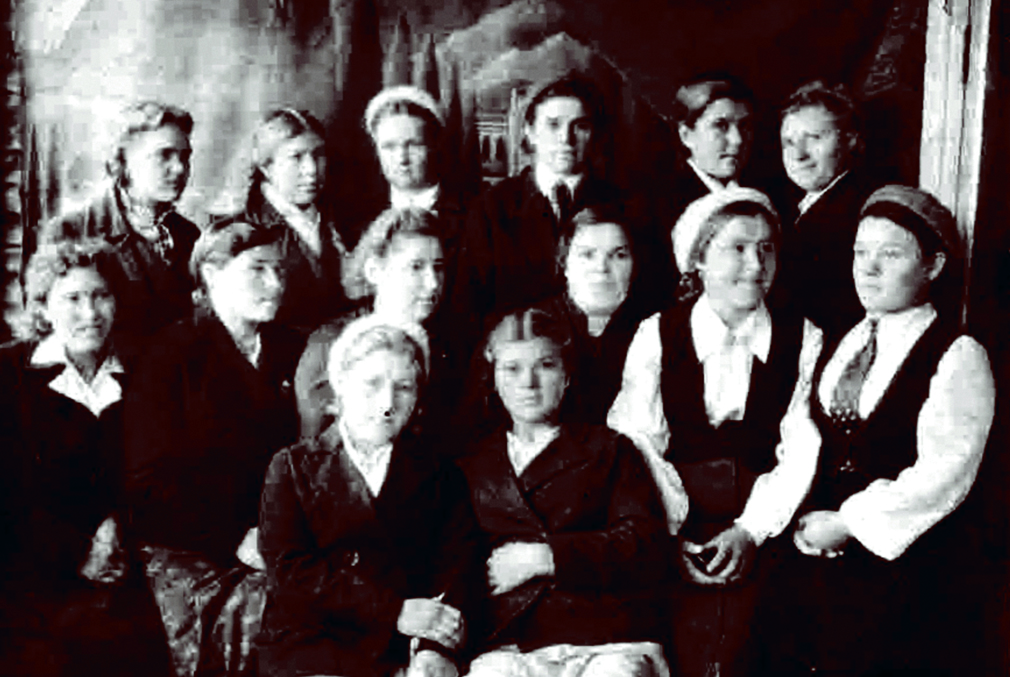 Работници артели 20 лет РККА, шили одежду для солдат. 1943 год.jpg Работници артели 20 лет РККА, шили одежду для солдат. 1943 год.jpg