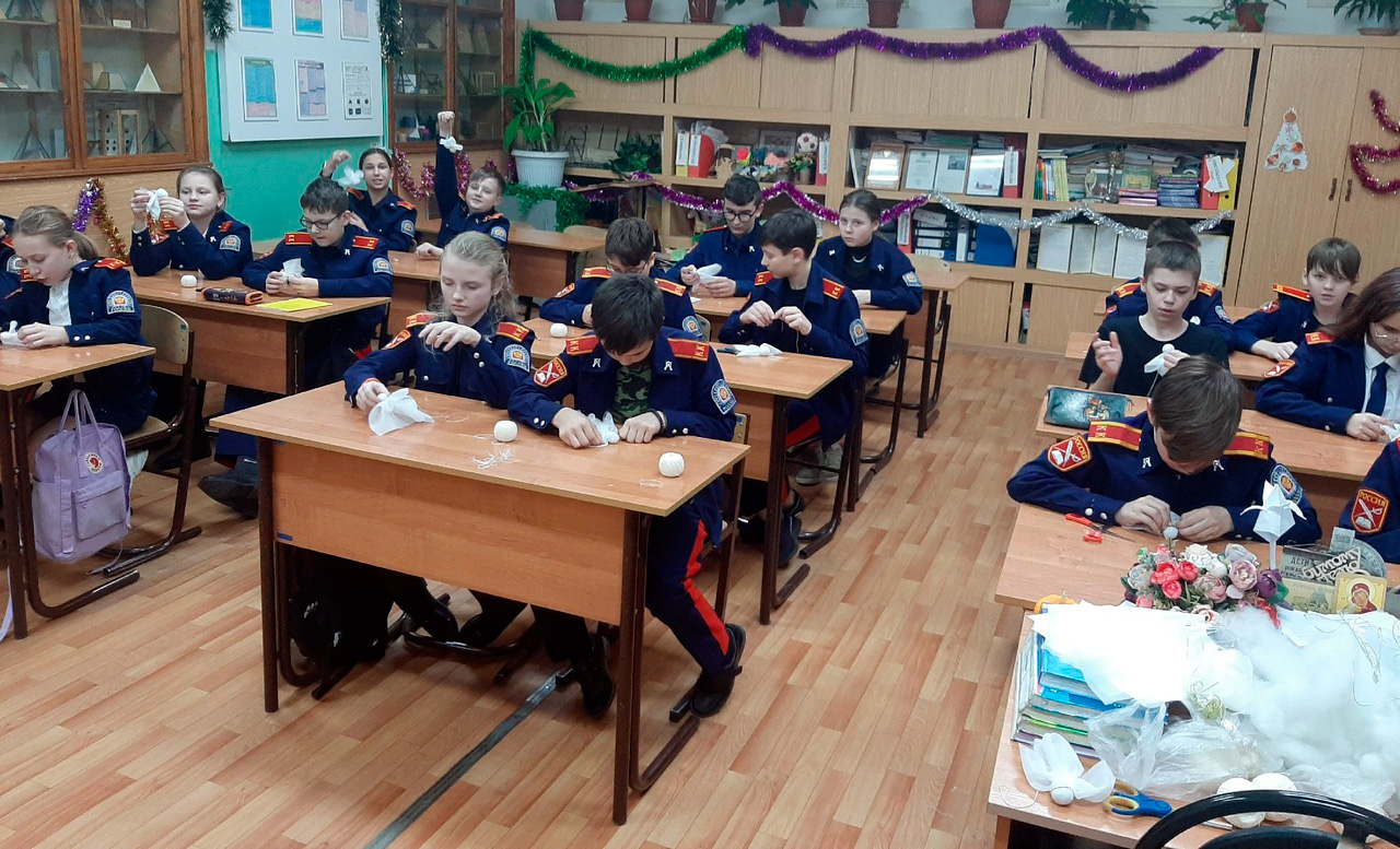 Калужские кадеты изготовляют поделки для участников СВО_1.jpg