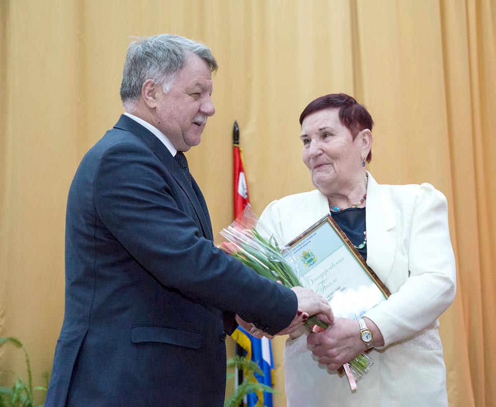 Министр Леонид Громов награждает Марию Скачкову_1.jpg