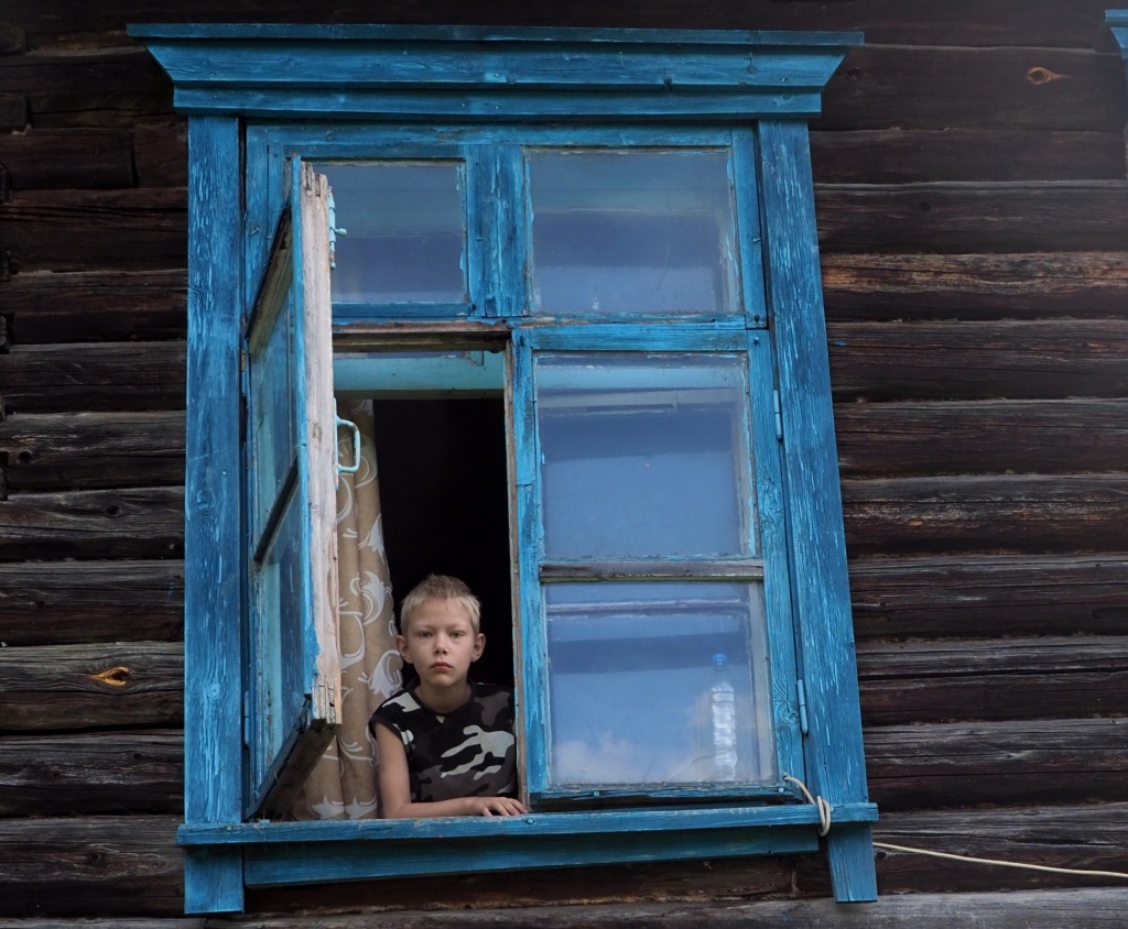 Никита Никитушкин в окне своего дома.JPG
