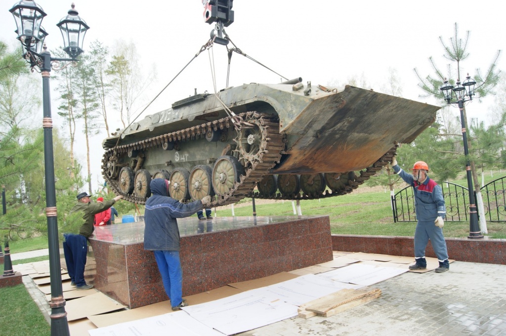 установка БМП на постамент 2015 год.jpg