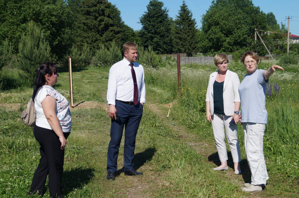 деревня Верхнее Гульцово, Елена Айвазян справа.jpg