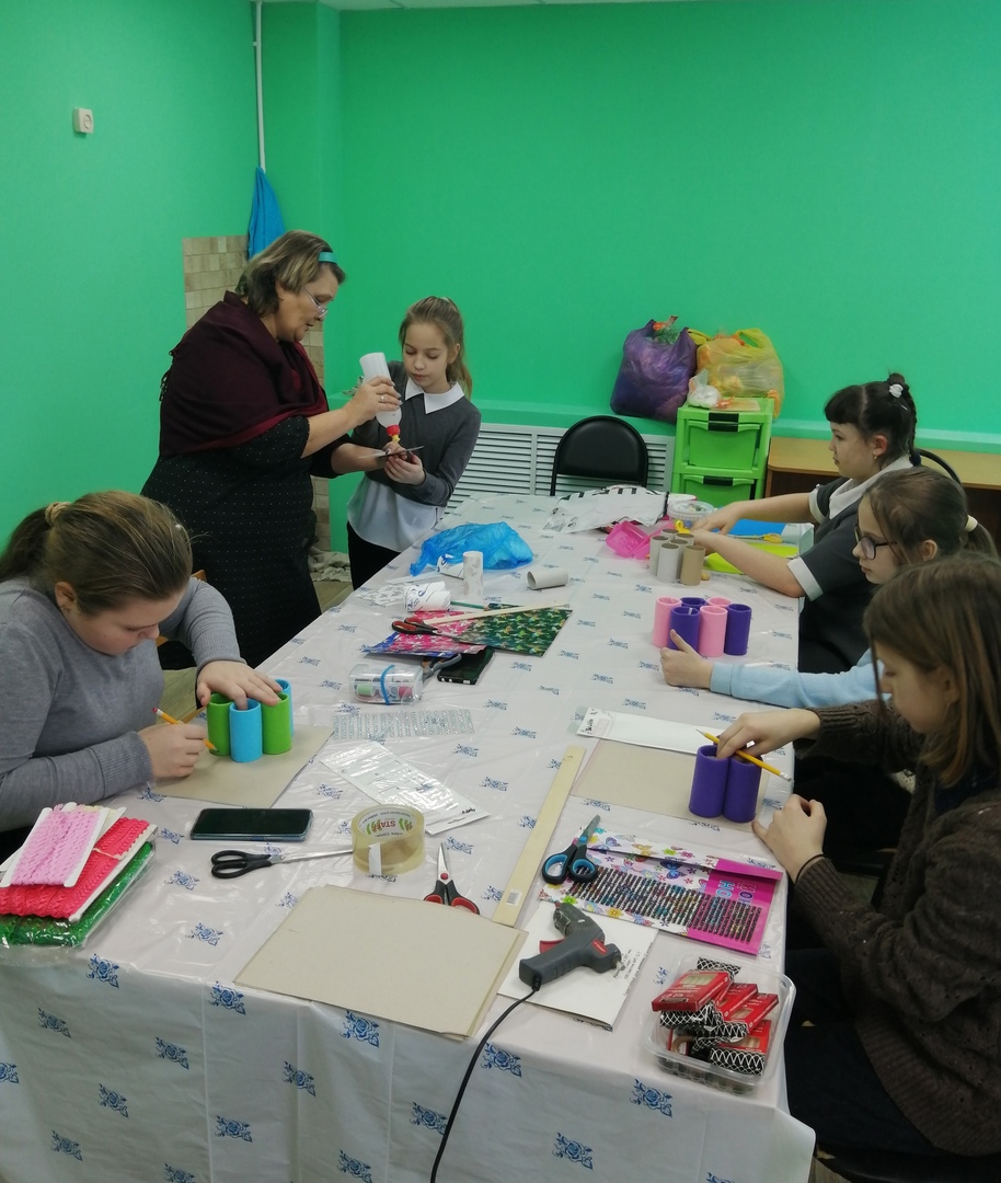 Дети на занятии творческого объединения.jpg