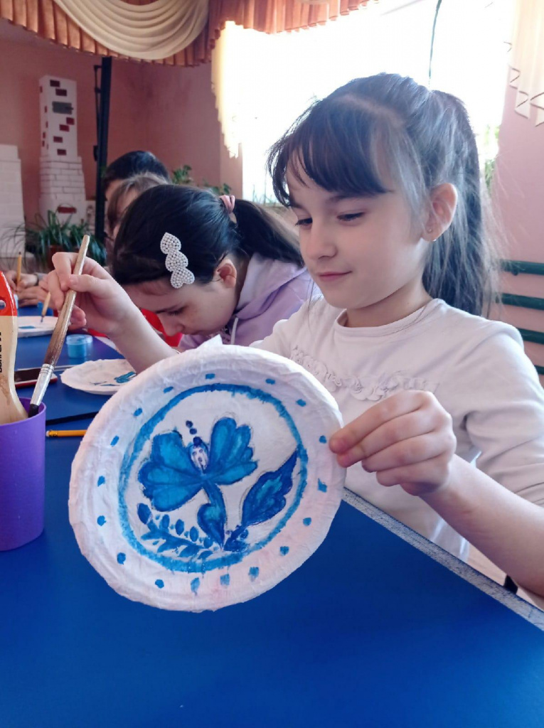 На мастер-классе по росписи в технике «гжель» блюда из папье-маше.jpg