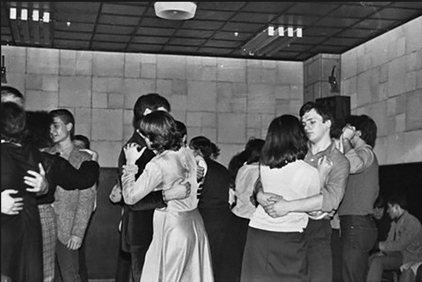 Медленный танец. Дамы приглашают кавалеров.png