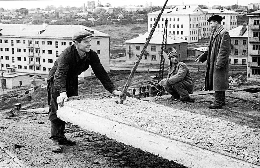 Строительство первых панельных пятиэтажек на ул. Маршала Жукова..jpg