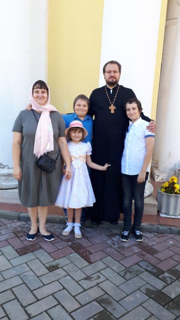 Матушка и ее семья.jpg