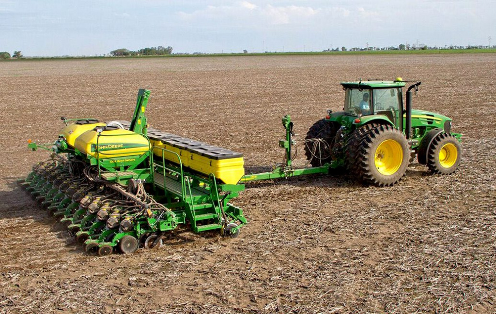 Сев кукурузы в ООО Калужская нива.jpg