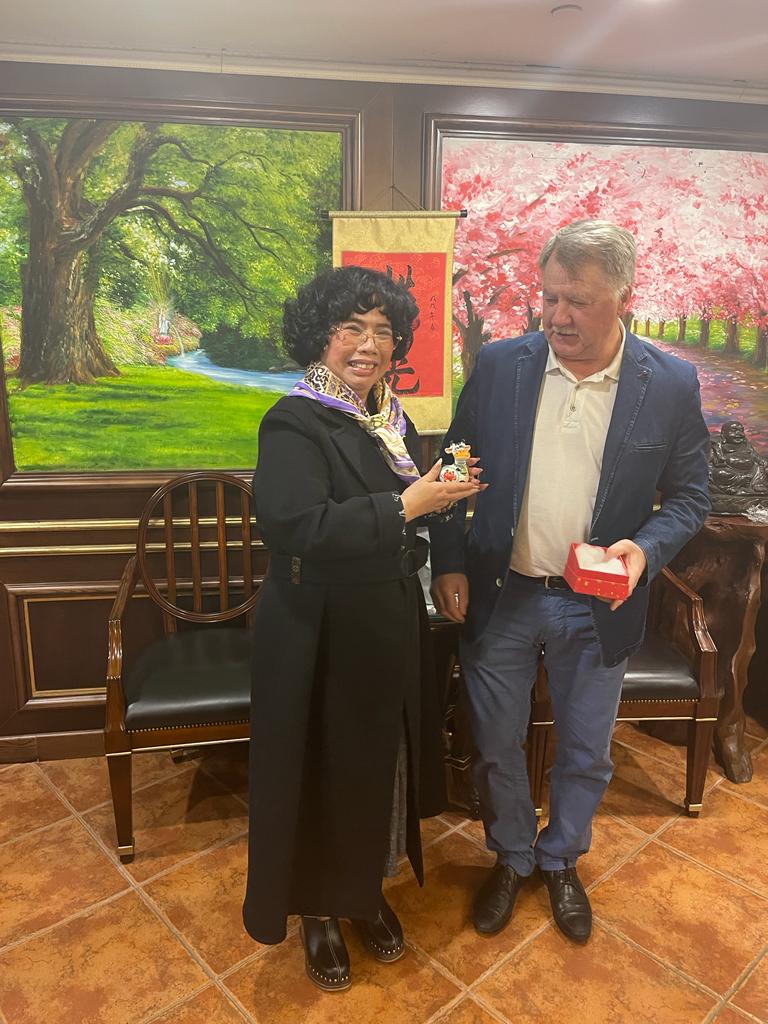 Леонид Громов вручает госпоже Хыонг хлудневскую игрушку.jpg