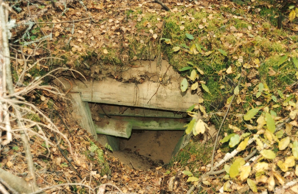 Обвалившийся вход в блиндаж узла связи на КП Западного фронта.jpg