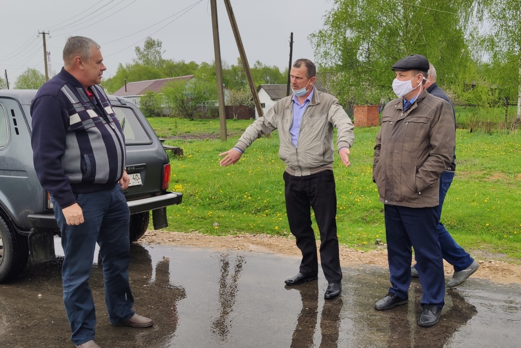Глава сельского поселения Селор Хвастовичи Степан Кондратюк лично указывает на недочёты комиссии Он в центре..jpg