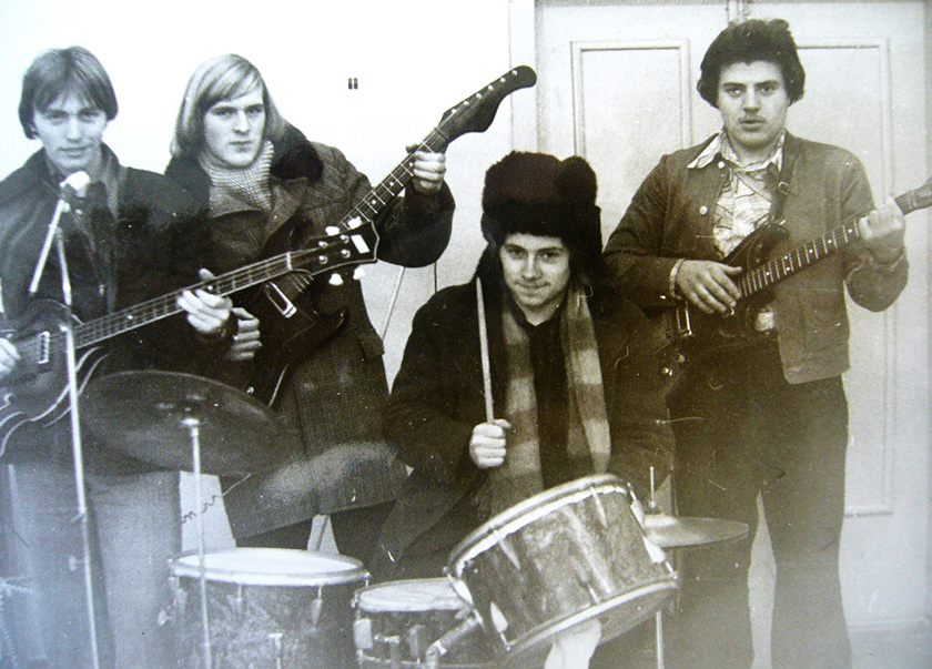 У басиста Орфей, у гитаристов Уралы. В каждом учебном заведении был свой ВИА и не один..jpg