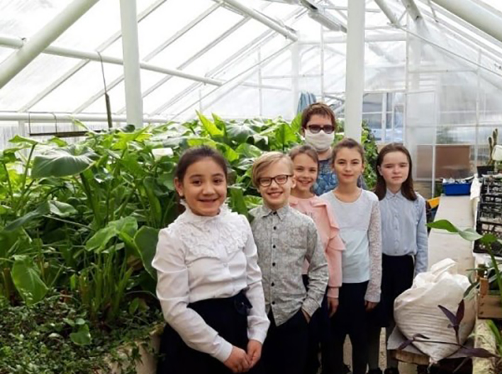 Юные аграрии в теплице Обнинской школы им. Шацкого.jpg