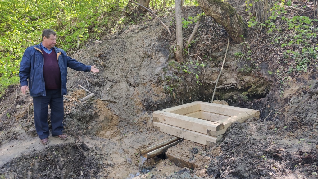 Виктор Иванович Волосатов, глава администрации сп село Кудрявец показывает место, откуда берет начало источник..jpg